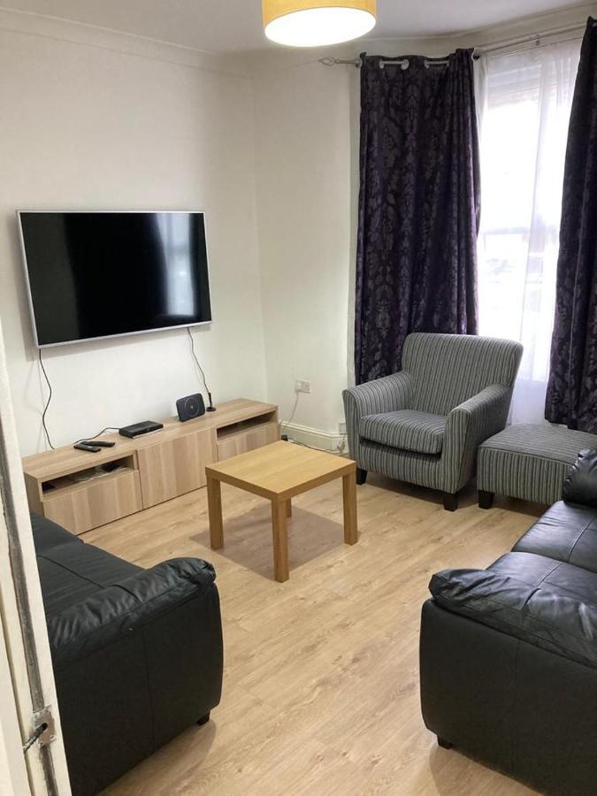 Snug 5-Bedroom Residential Home In Great Londra Dış mekan fotoğraf